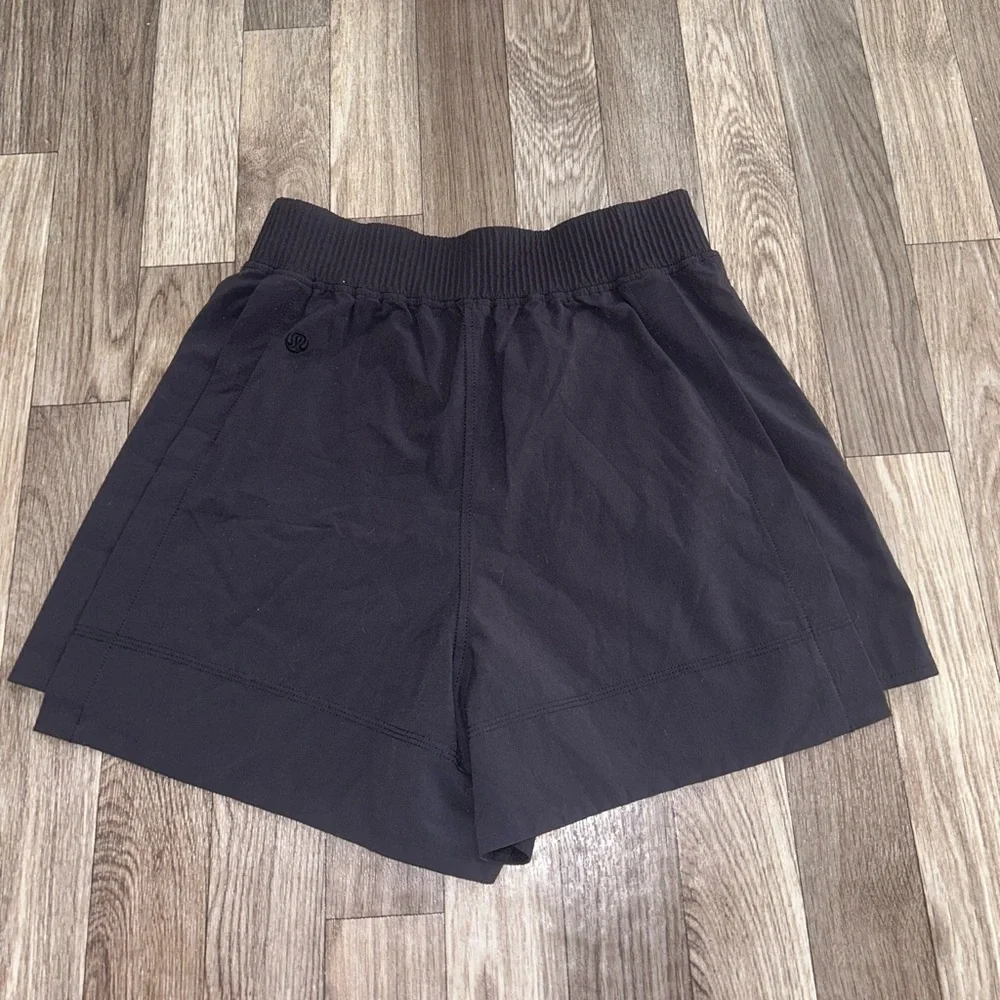 Lululemon Stretch Woven Relaxed-Fit High-Rise Short 4" - Picture 2 of 4